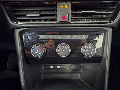 Used 2023 Volkswagen Taos SE w/ Black Wheel Package image 21