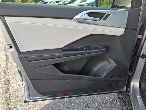 New 2025 Volkswagen Taos SE image 9