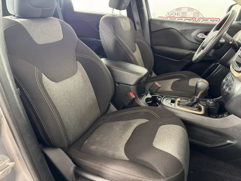 Used 2017 Jeep Cherokee Sport AWD/4WD image 29