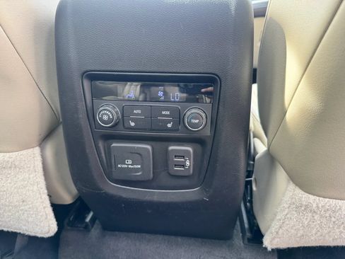 Used 2019 Buick Enclave Premium w/ Experience Buick Package FWD image 32