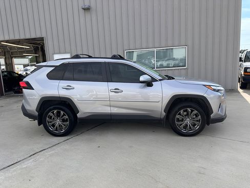 Used 2022 Toyota RAV4 XLE Premium image 9