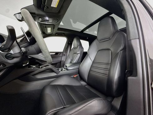 Certified 2025 Porsche Cayenne GTS AWD/4WD image 5