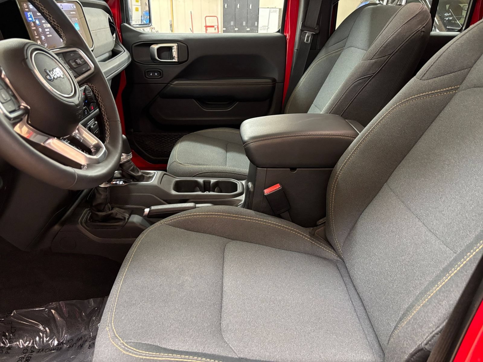 Used 2025 Jeep Wrangler Unlimited Sahara AWD/4WD image 26