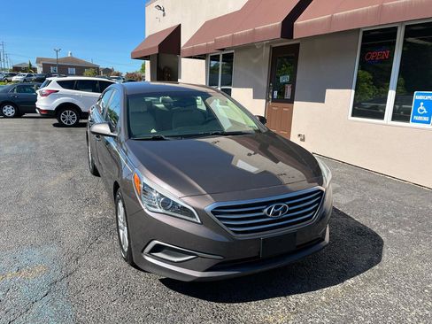 Used 2017 Hyundai Sonata SE FWD image 2