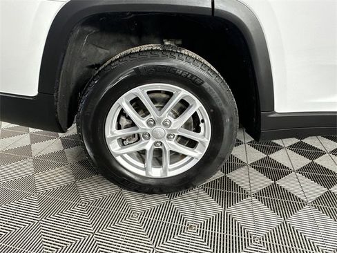 Certified 2023 Jeep Grand Cherokee L Laredo image 5