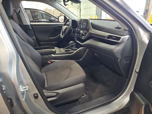 Used 2025 Toyota Highlander LE image 11