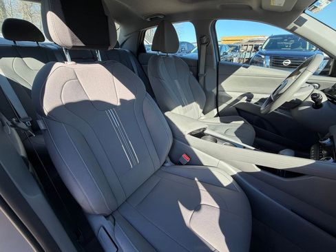 Used 2025 Hyundai Elantra SEL image 36