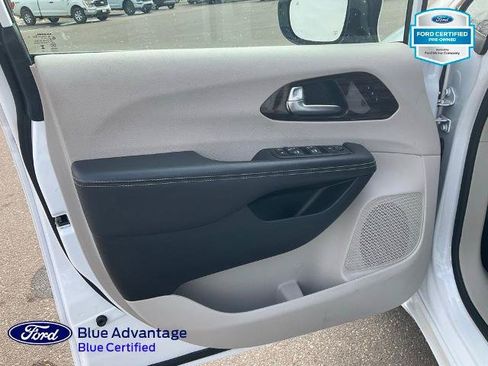 Used 2024 Chrysler Pacifica Limited FWD image 18