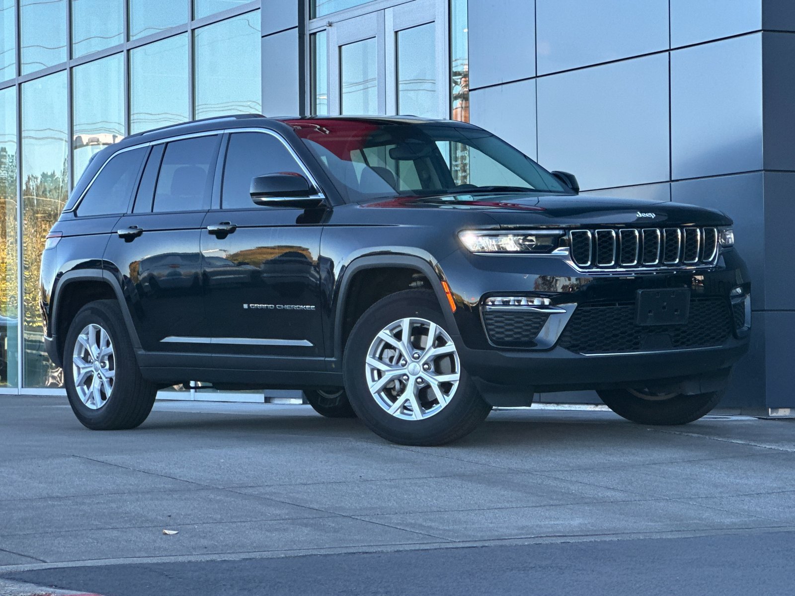 Used 2023 Jeep Grand Cherokee Limited w/ Trailer Tow Prep Group (B) AWD/4WD image 2
