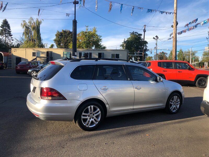 Used 2011 Volkswagen Jetta TDI FWD image 2