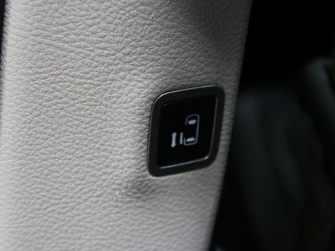 Used 2024 Chrysler Voyager LX image 21