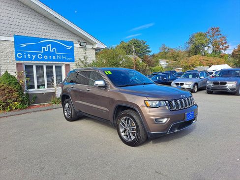 Used 2018 Jeep Grand Cherokee Limited AWD/4WD image 2