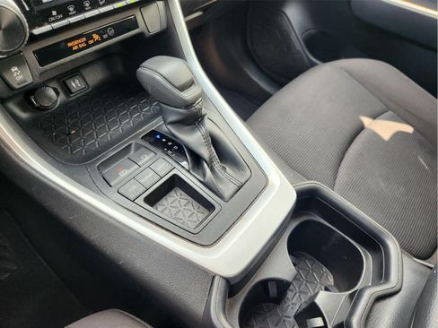 Used 2019 Toyota RAV4 LE FWD image 19