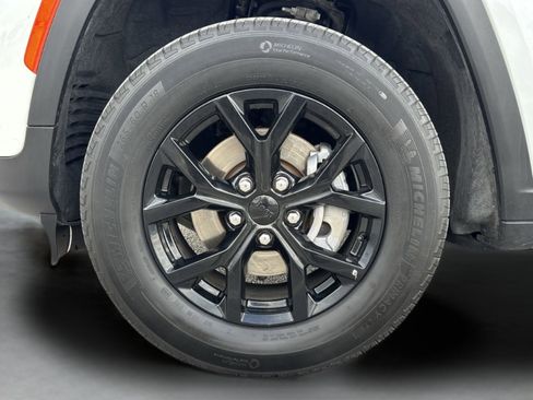 Used 2025 Jeep Grand Cherokee Altitude image 33