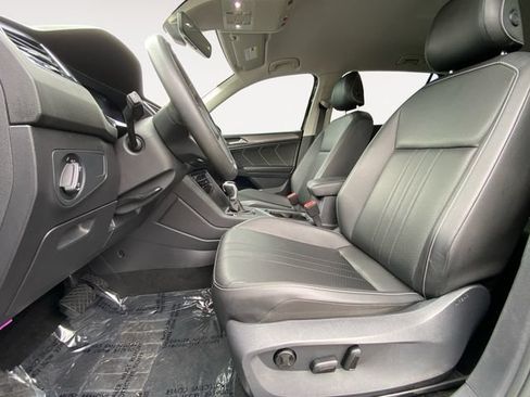 Used 2023 Volkswagen Tiguan SE FWD image 9