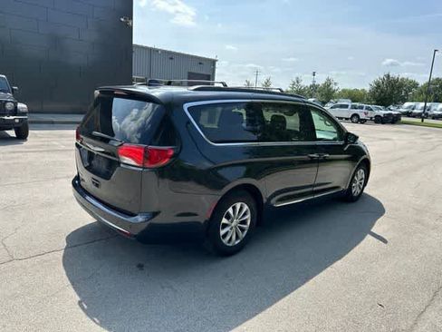 Used 2017 Chrysler Pacifica Touring-L FWD image 18