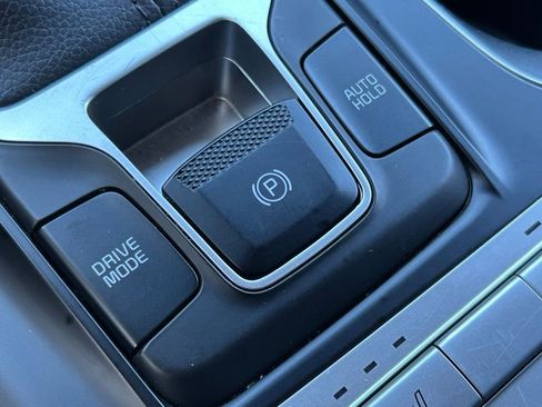 Used 2024 Kia Carnival LX FWD image 34