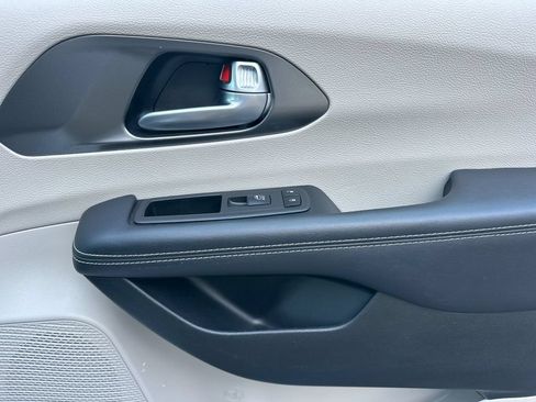 Used 2024 Chrysler Pacifica Touring-L FWD image 21
