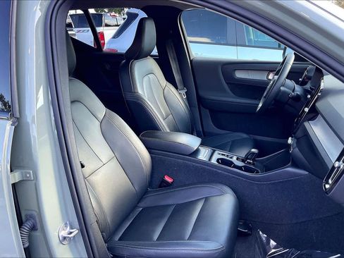 Used 2024 Volvo XC40 B5 Core image 7