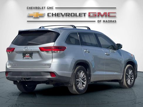 Used 2018 Toyota Highlander XLE AWD/4WD image 3