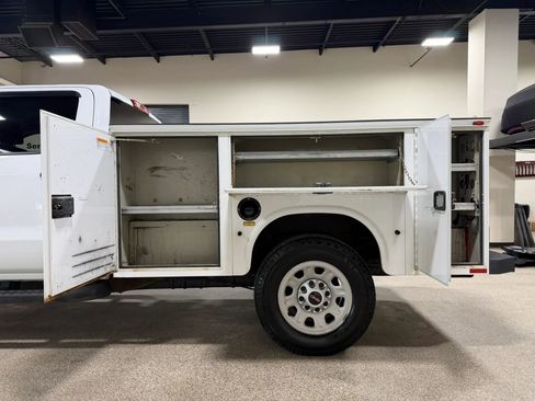 Used 2017 GMC Sierra 3500 4x4 Crew Cab w/ Snow Plow Prep Package image 23