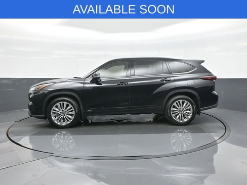 Certified 2026 Toyota Highlander Platinum AWD/4WD image 4