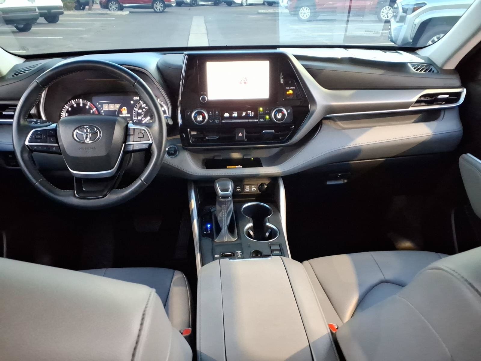 Used 2023 Toyota Highlander XLE FWD image 11