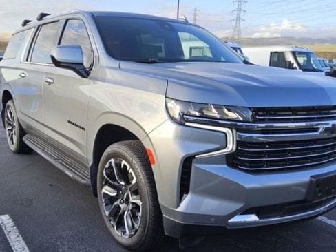 Used 2023 Chevrolet Suburban LT AWD/4WD image 2