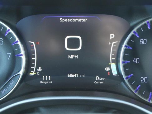 Used 2023 Chrysler Pacifica Touring-L image 19