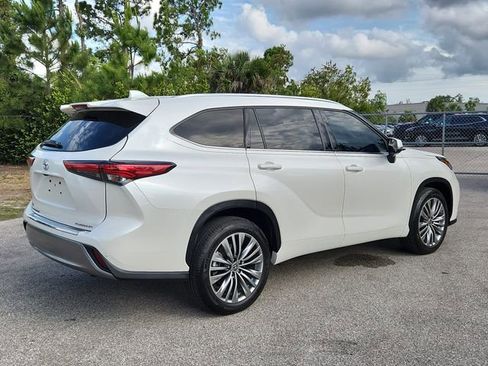 Used 2021 Toyota Highlander Platinum FWD image 4