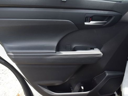 Used 2022 Toyota Highlander XLE AWD/4WD image 19