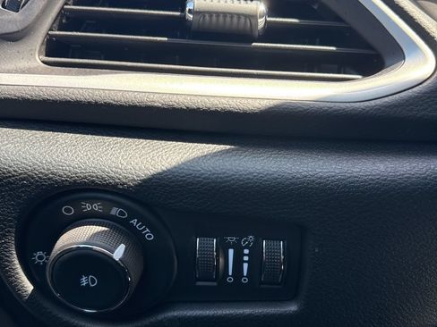 Used 2025 Chrysler Pacifica Select FWD image 13