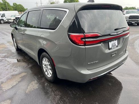 Used 2023 Chrysler Pacifica Touring-L FWD image 3
