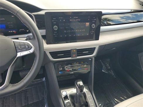 Certified 2025 Volkswagen Taos SE w/ Panoramic Sunroof Package image 23