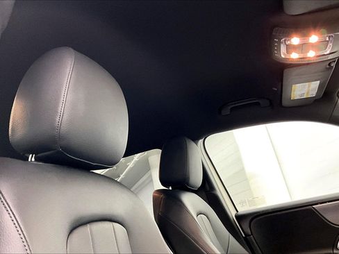 Used 2022 Mercedes-Benz GLB 250 image 28