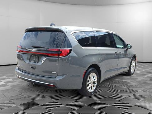 Used 2023 Chrysler Pacifica Touring-L AWD/4WD image 7