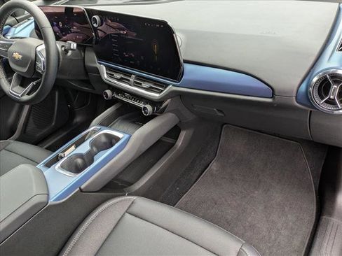 Used 2025 Chevrolet Equinox EV LT image 19