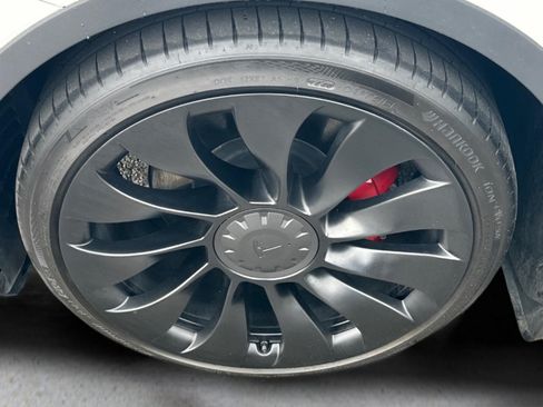 Used 2022 Tesla Model Y Performance AWD/4WD image 12