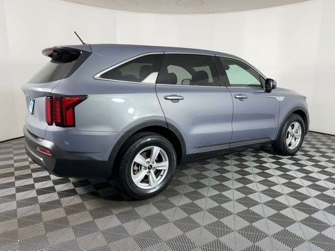Used 2023 Kia Sorento LX image 7