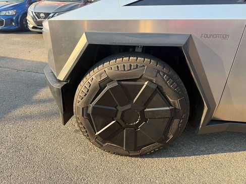Used 2024 Tesla Cybertruck AWD Crew Cab image 10