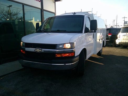 Used 2019 Chevrolet Express 3500 w/ Power Convenience Package image 2