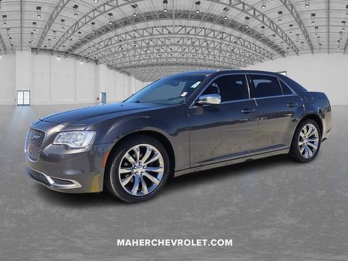 Used 2019 Chrysler 300 Touring w/ Chrome Appearance Package image 3