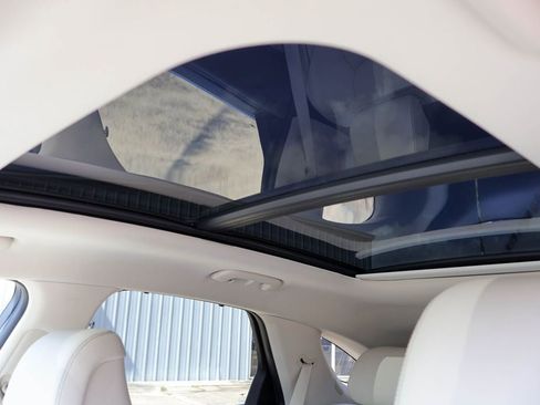 Used 2023 Genesis GV70 2.5T w/ Advanced Package image 11