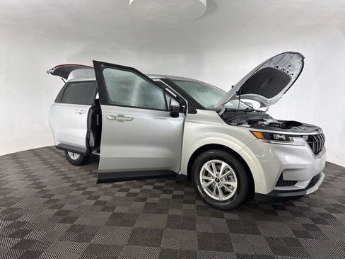 Used 2023 Kia Carnival LX image 14