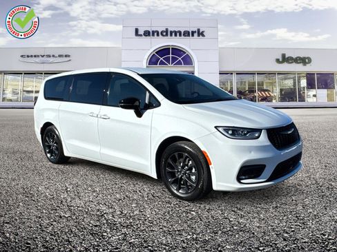 Used 2024 Chrysler Pacifica Limited FWD image 1