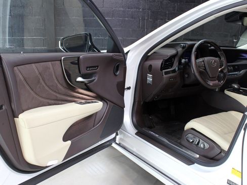 Used 2020 Lexus LS 500 w/ Luxury Package image 31
