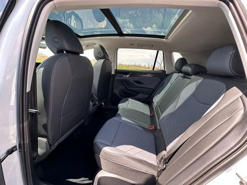 Used 2025 Volkswagen Tiguan SE w/ Panoramic Sunroof Package AWD/4WD image 18