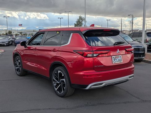 Used 2024 Mitsubishi Outlander SE image 3