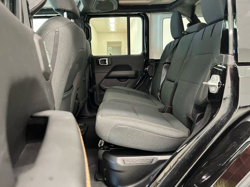 Used 2025 Jeep Wrangler Sahara AWD/4WD image 14