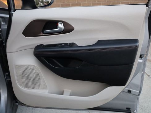 Used 2017 Chrysler Pacifica LX w/ Tire & Wheel Group image 18